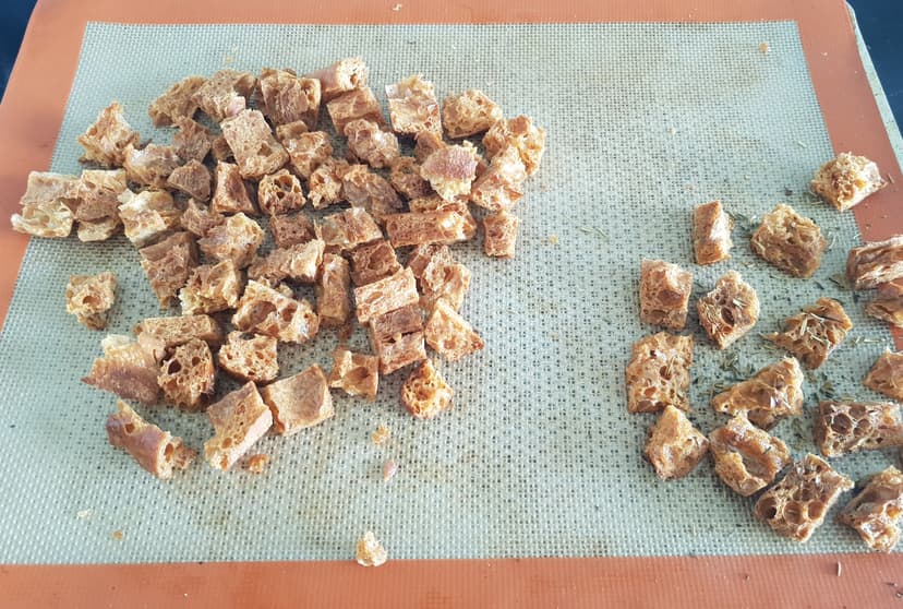 Des de croutons sur une plaque de cuisson 