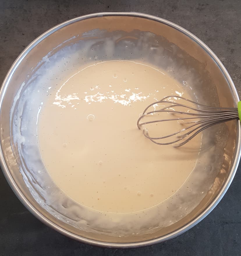 Mélange jaunes d'oeufs et sucre avec ajout extrait de vanille et mascarpone dans un saladier  