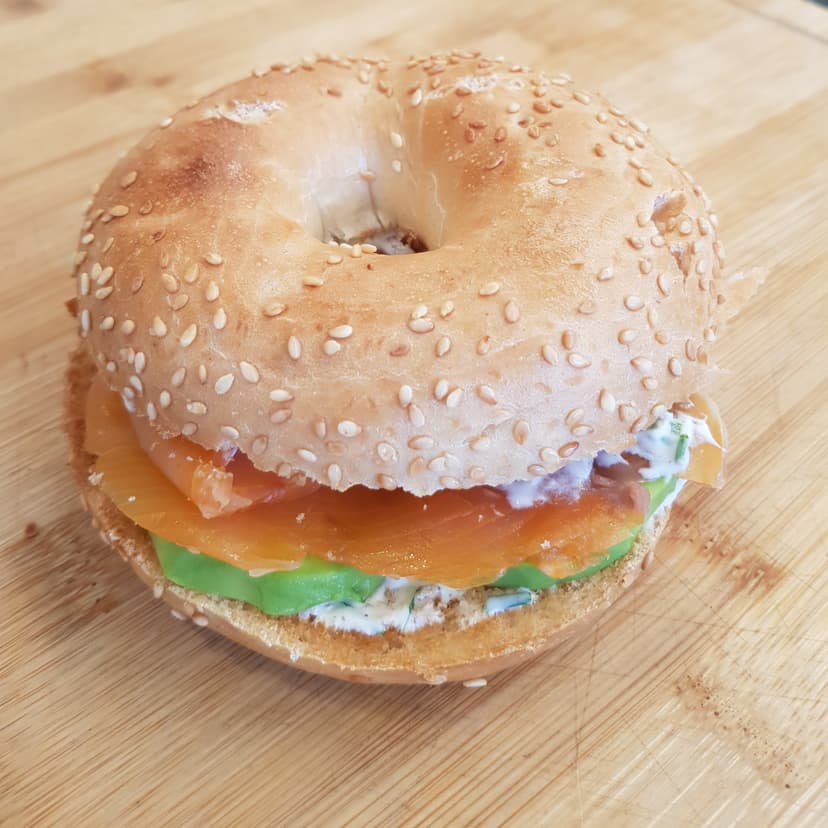 Bagel fini, avant dégustation, sur une planche a découpé