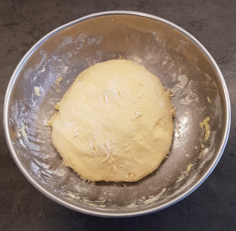 Boule de pâte à pain dan sun saladier avant levé