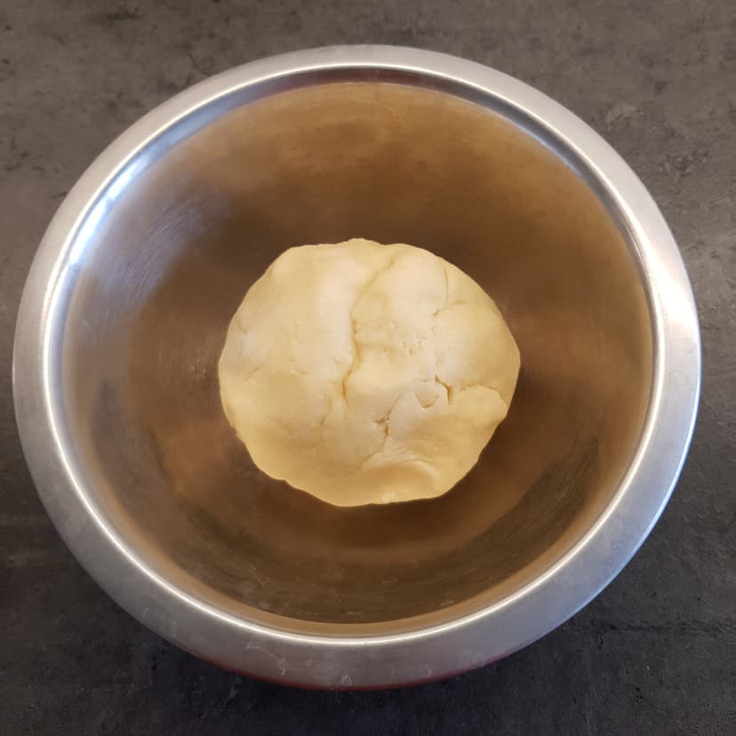 Pâte mélangé jusqu'à avoir boule homogène, réversé dans un saladier et mis au froid pendant 30min