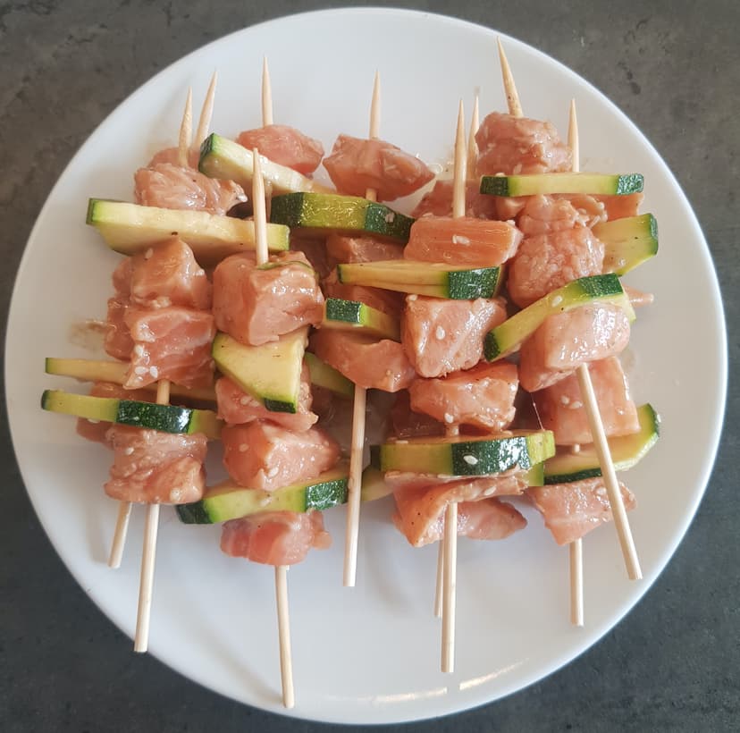 Ensemble des brochettes monté et déposé dans une assiette avant cuisson