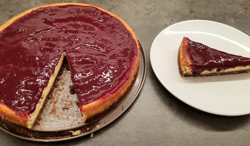 Cheesecake coulis fruits-rouges prêt à être dégusté