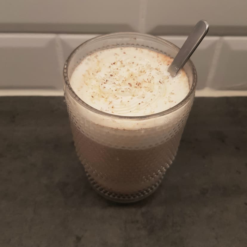 Chocolat viennois à la noisette dans un grand verre 