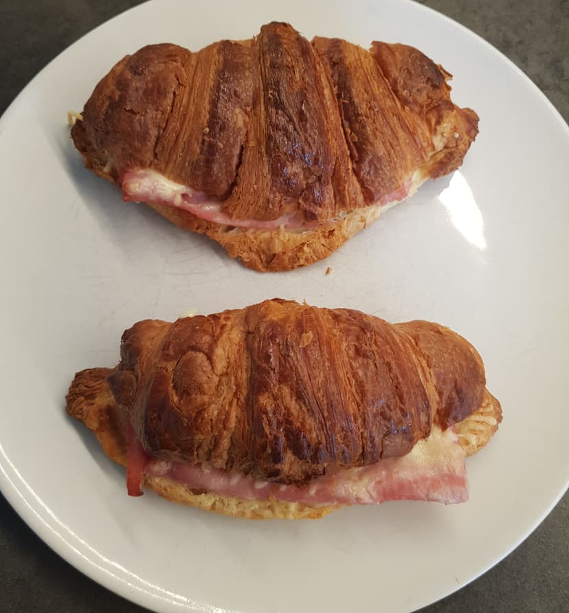 Croissants cuit au four et déposé dans une assiette avant d'être dégusté