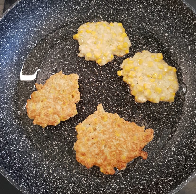 Préparation versé en forme de galette dans une poêle avec de l'huile chaude