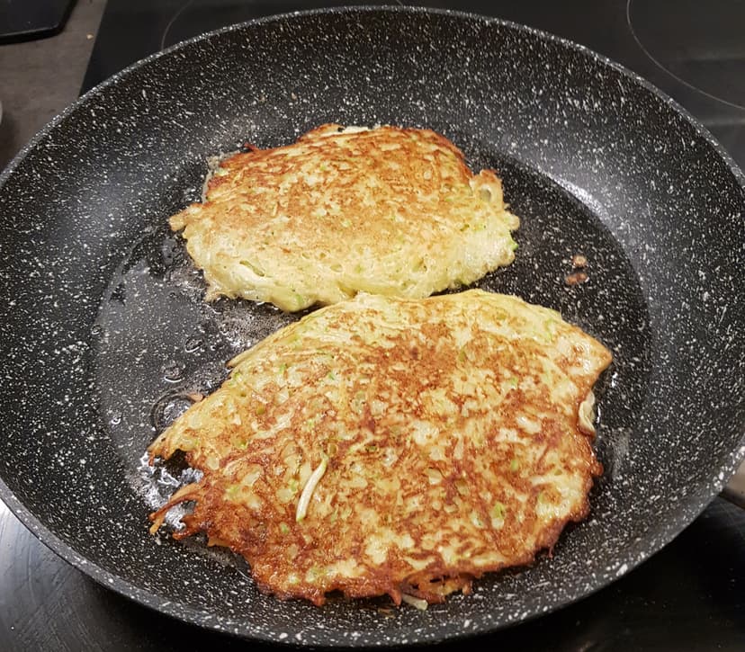 Galette de pomme de terre-courgette en cuisson dans une poêle 