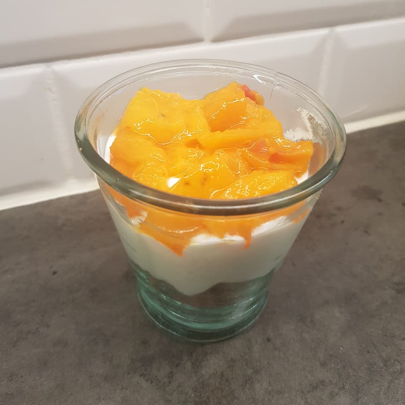 Dessert prêt avec les 3 différentes couches dans un verre