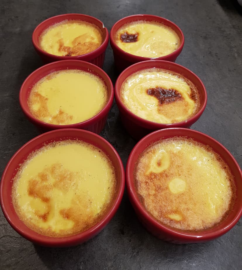 Flan aux oeufs cuits dans des ramequins individuels 