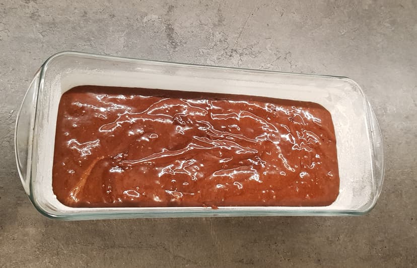 Préparation à gâteau versé dans un moule à cake 