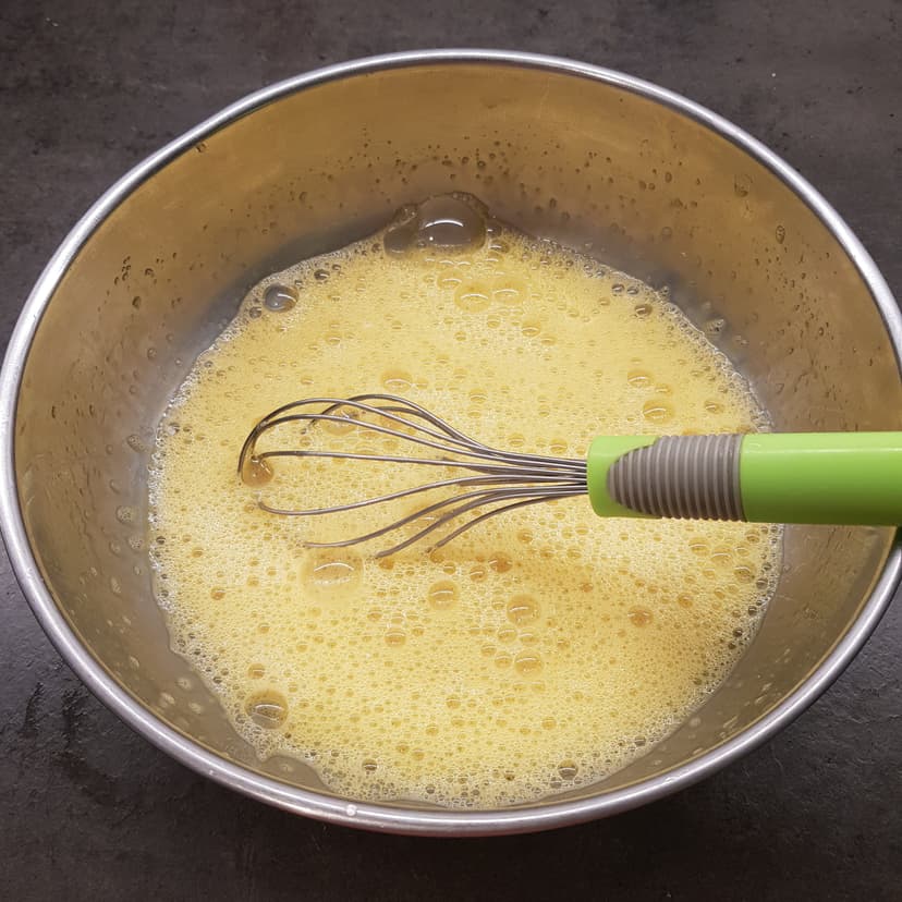 Mélange sucre et oeufs fouetté pendant quelques minutes 