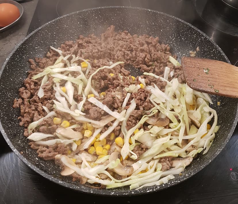 Boeuf et légumes en cuisson à la poêle