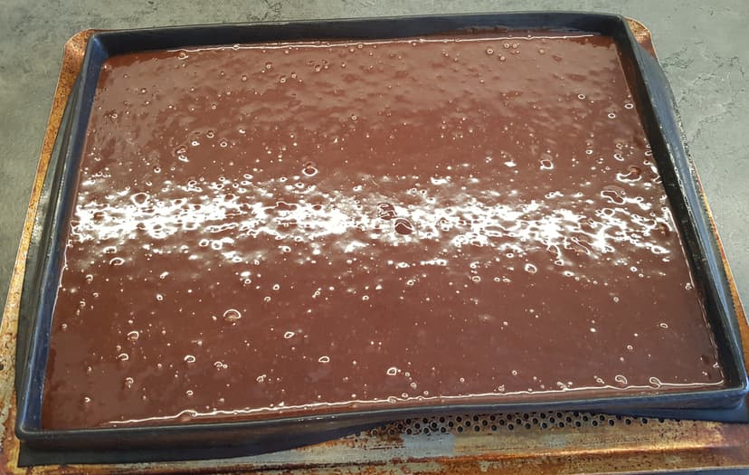 Pâte à brownie dans un moule rectangulaire en silicone avant cuisson 