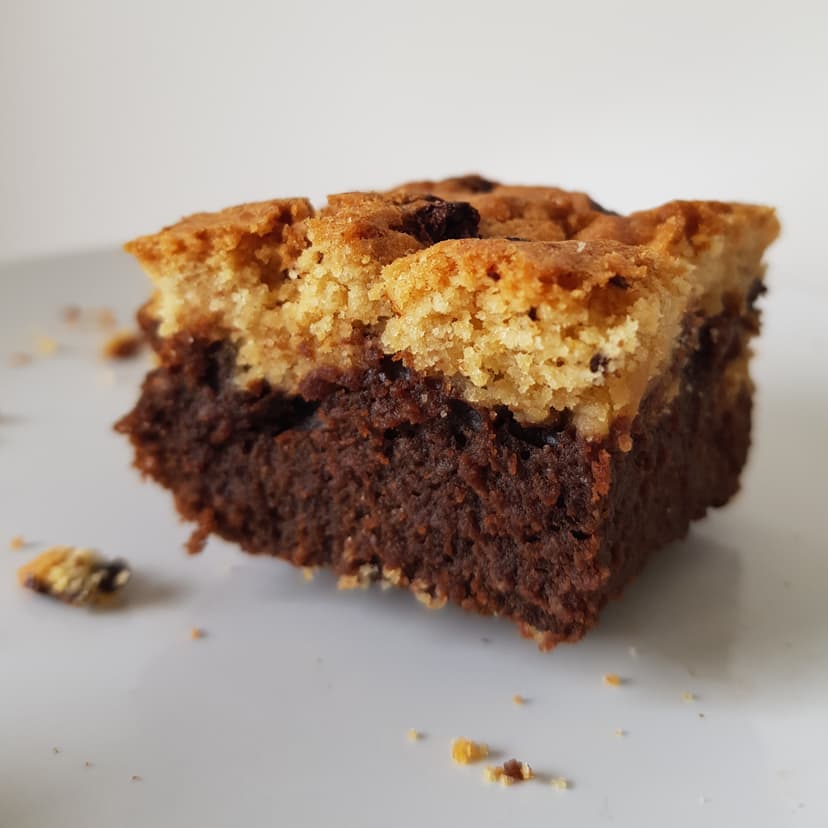 Petite part de brookies dans une assiette 