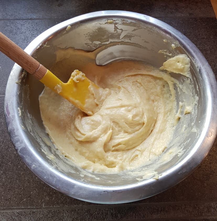 Pâte à churros avec les oeufs incorporés dans un saladier