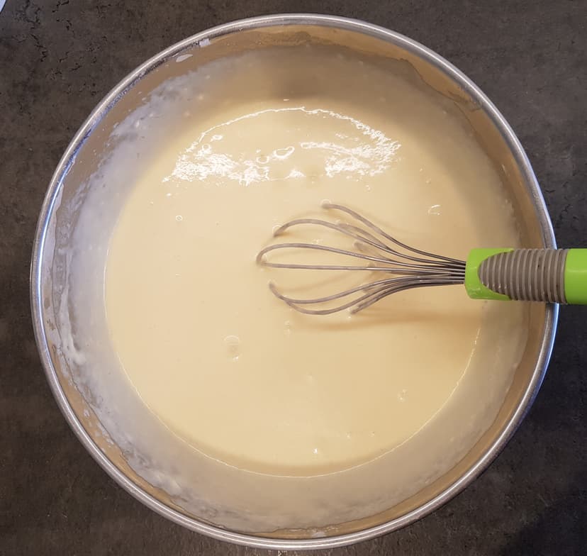 Pâte à gaufres homogène dans un saladier