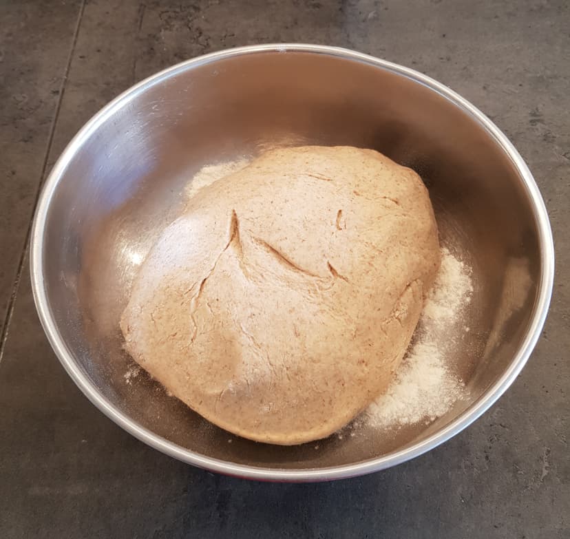 Pain à pain en boule dans un saladier avant la levé