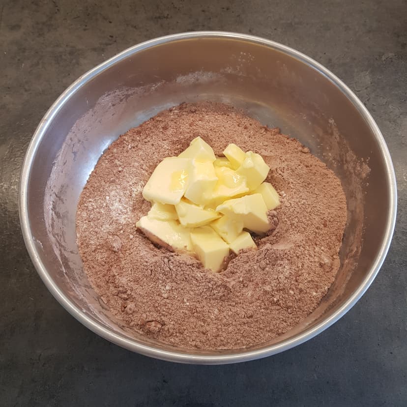 Préparation de la pâte à cookies avec ajout du beurre et des oeufs