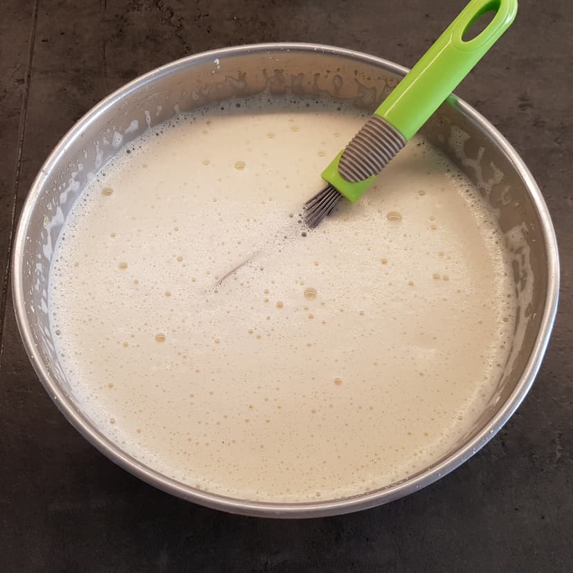 Lait bouilli ajouté au mélange précédent  