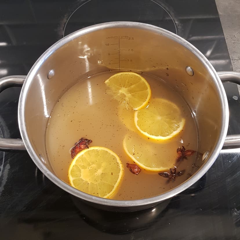 Ensemble des ingrédients du jus de pomme dans une grande casserole