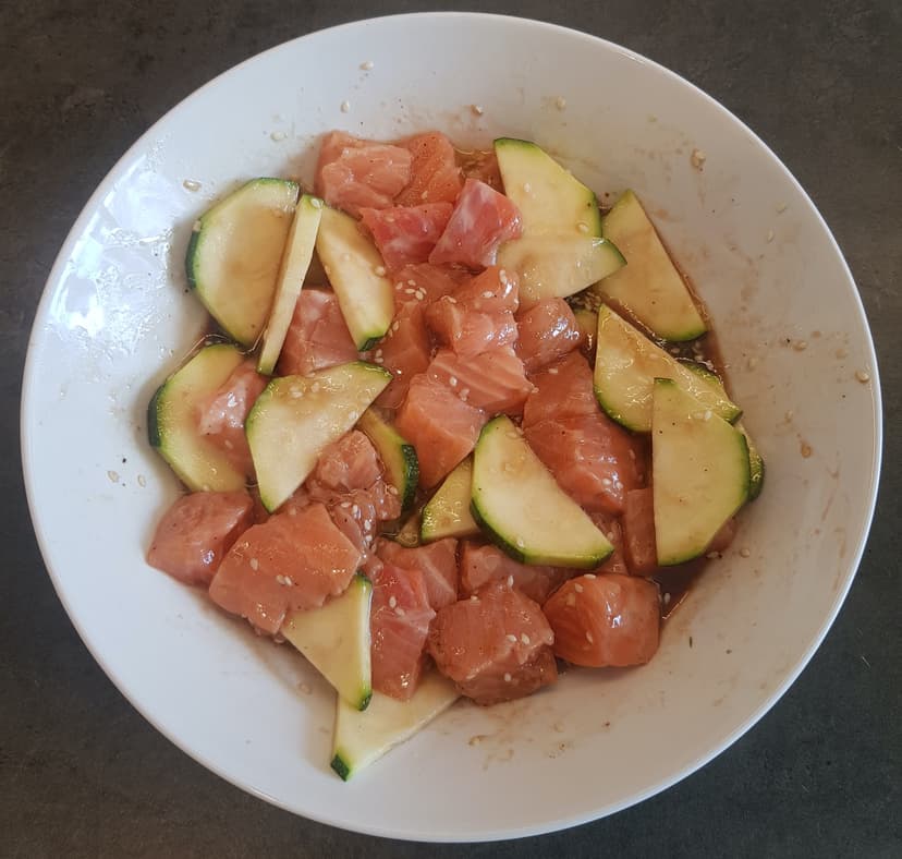 Courgettes et saumons mis dans une grande assiettes avec la marinade