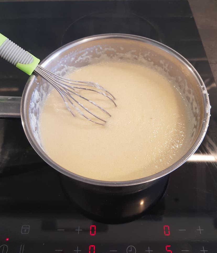 Semoule en cuisson dans une casserole en inox 